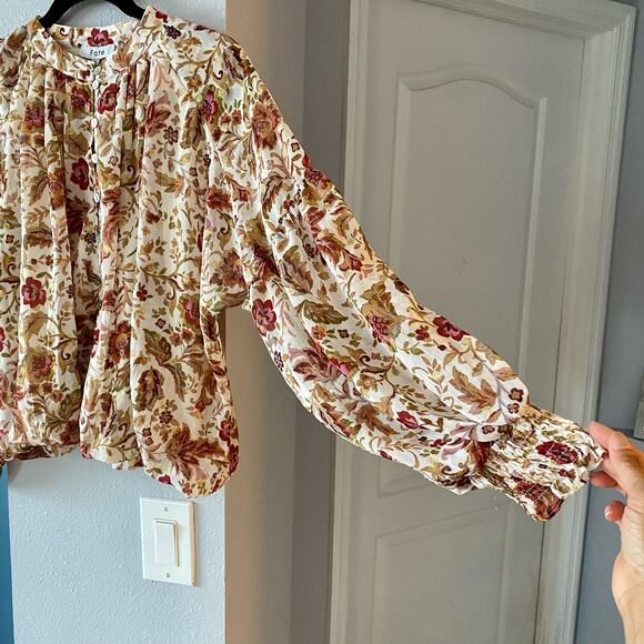 Fate Long Sleeve Floral Pearlescent Buttons
Size Small Romantic - Picture 12 of 14